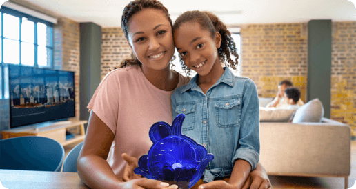 Mama e hija sonriendo