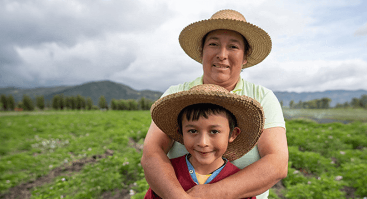 Una madre y su hijo en el campo