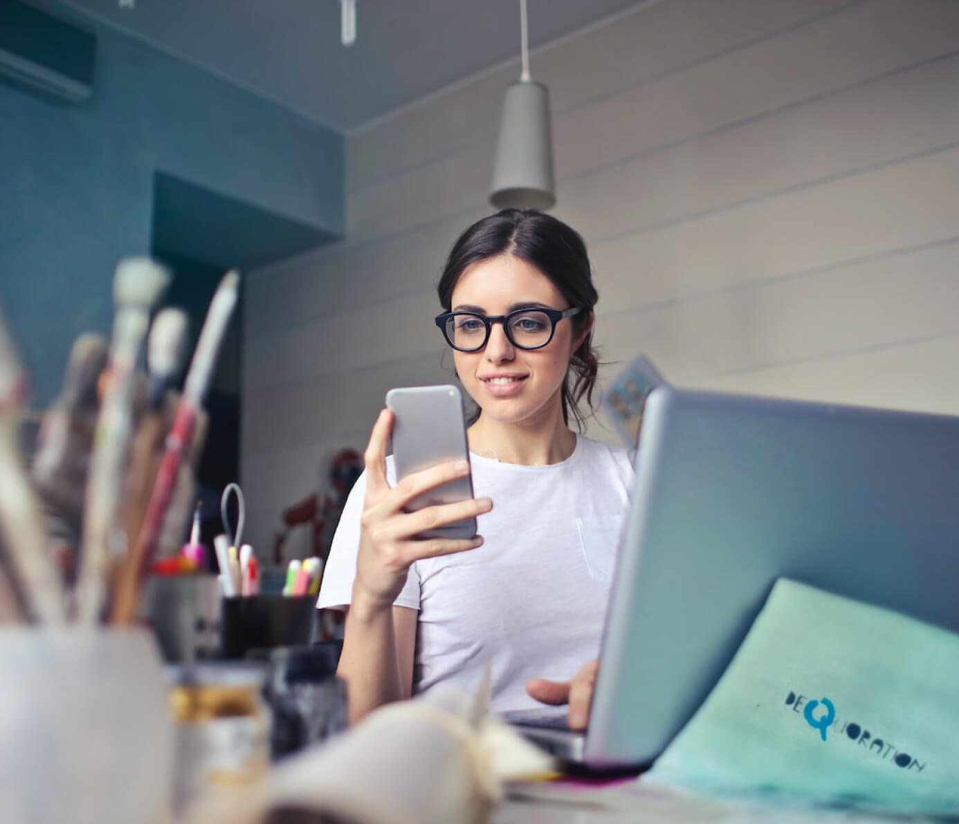 Mujer mirando su celular