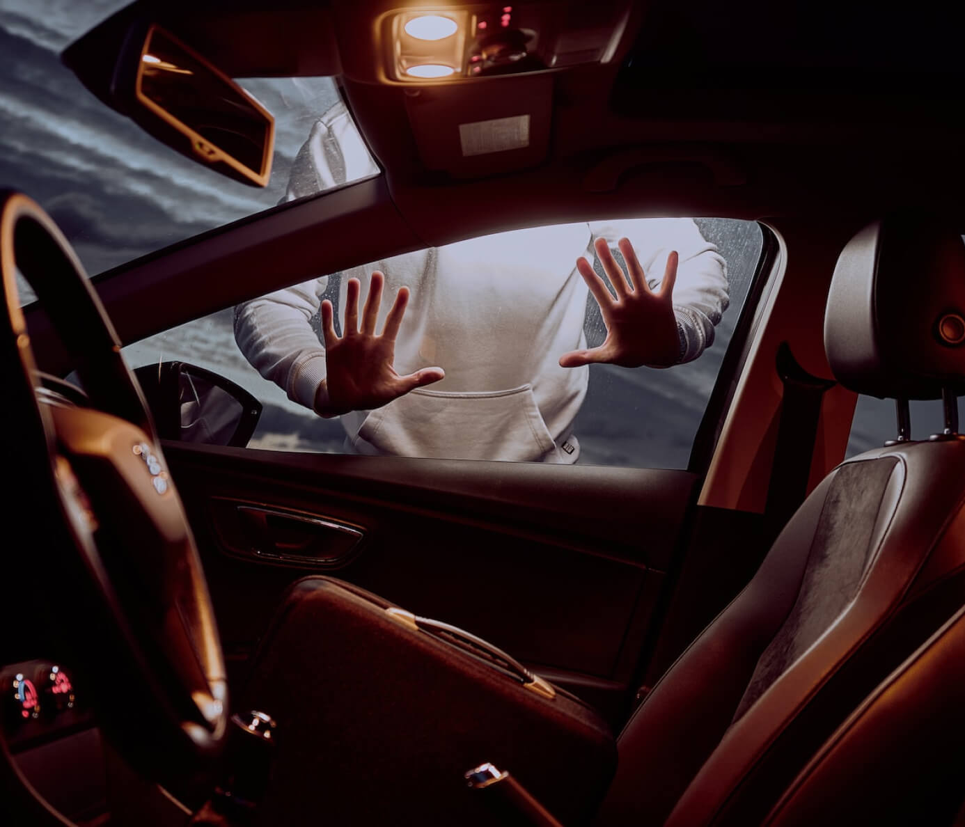 Hombre con las manos fuera de un automóvil