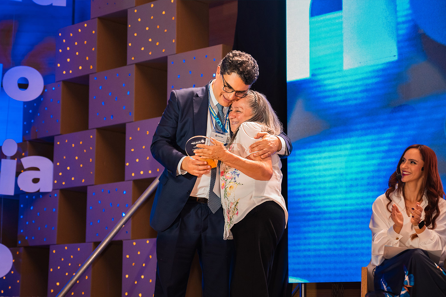 Dr jose vicente con clienta del banco 