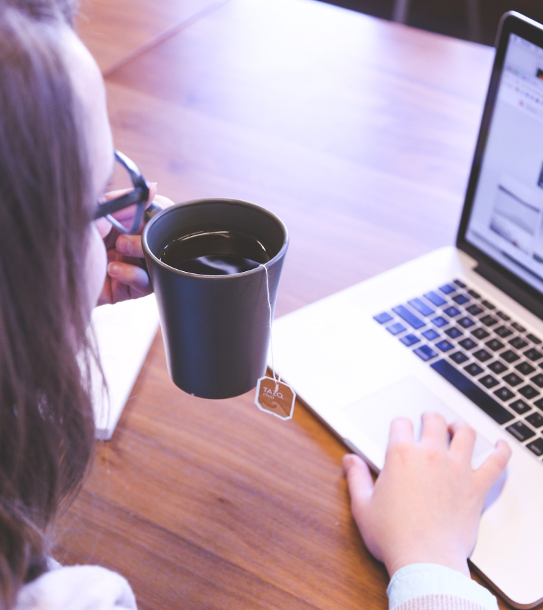 Plano de una mujer trabajando con su computador