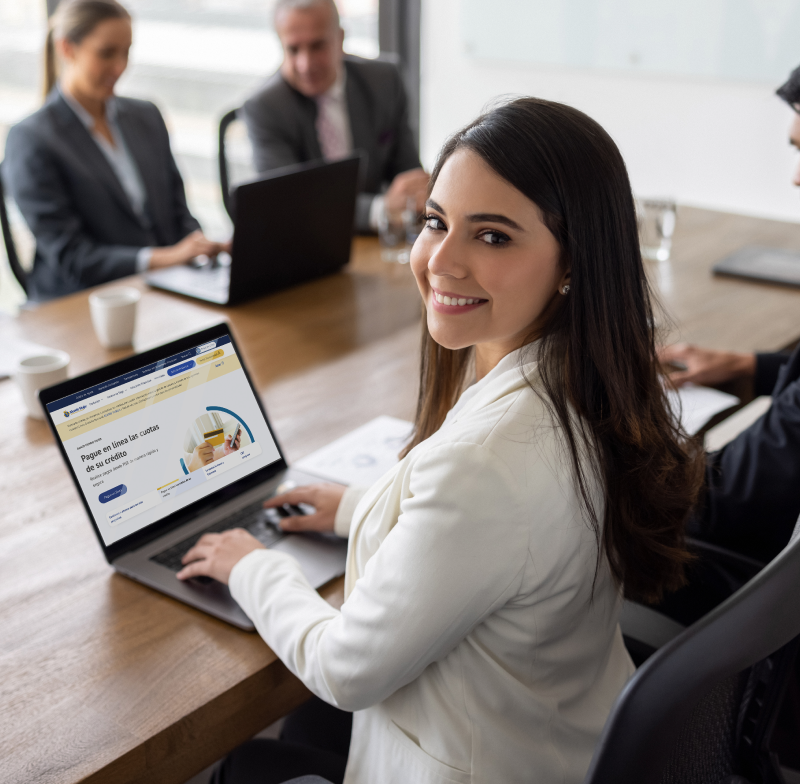 Mujer sonriendo usando la pagina web del Banco Mundo Mujer