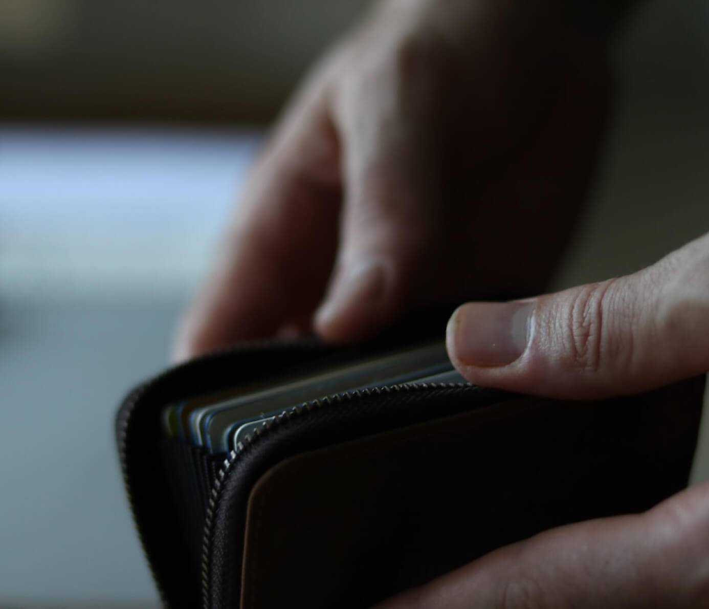 Persona abriendo una billetera